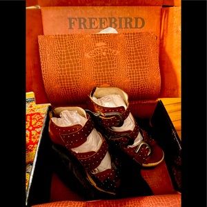 Brand New Violet Cognac Freebird Sandals, size 8